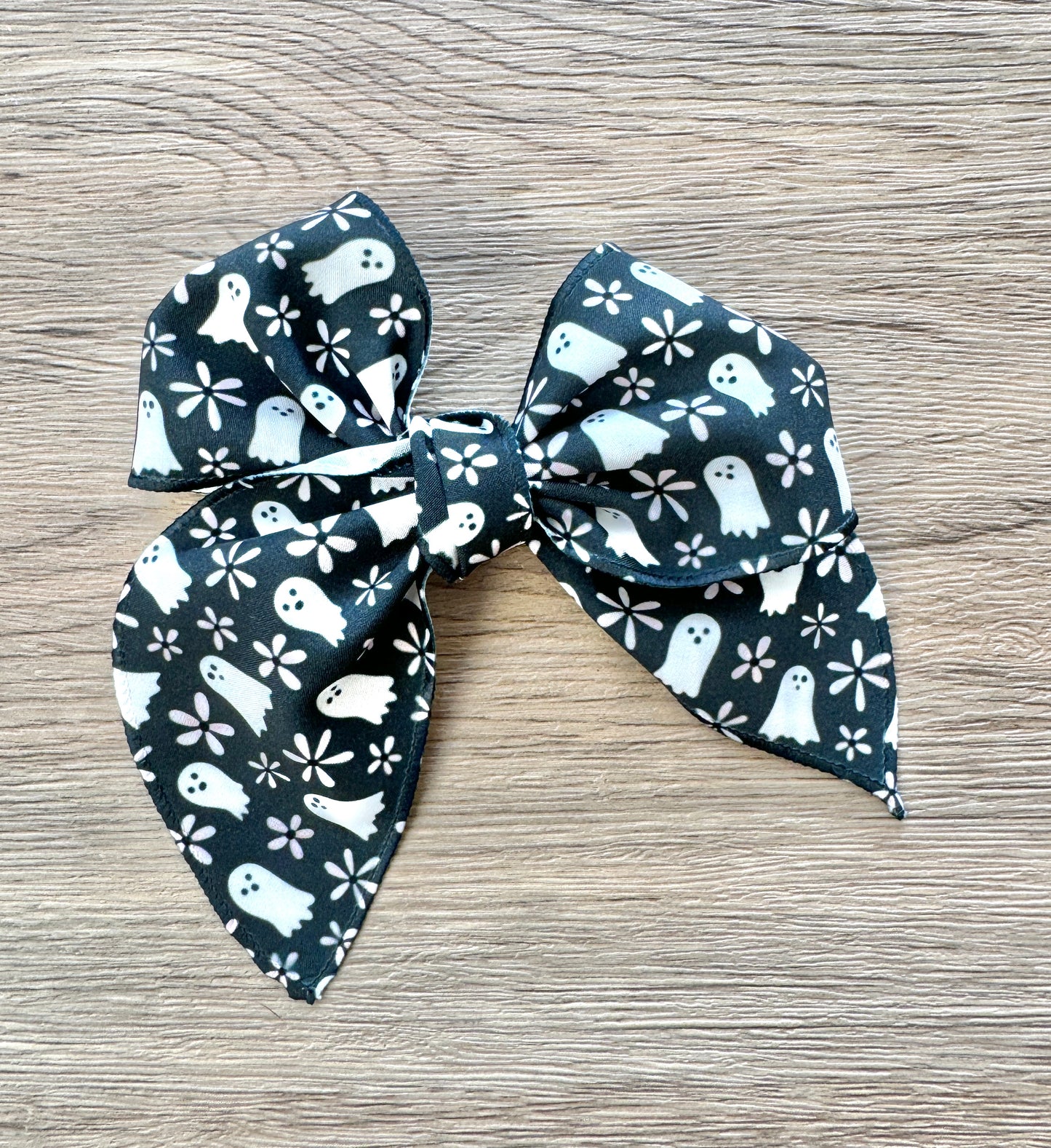 Ghost Daisy Hand Tied Bow