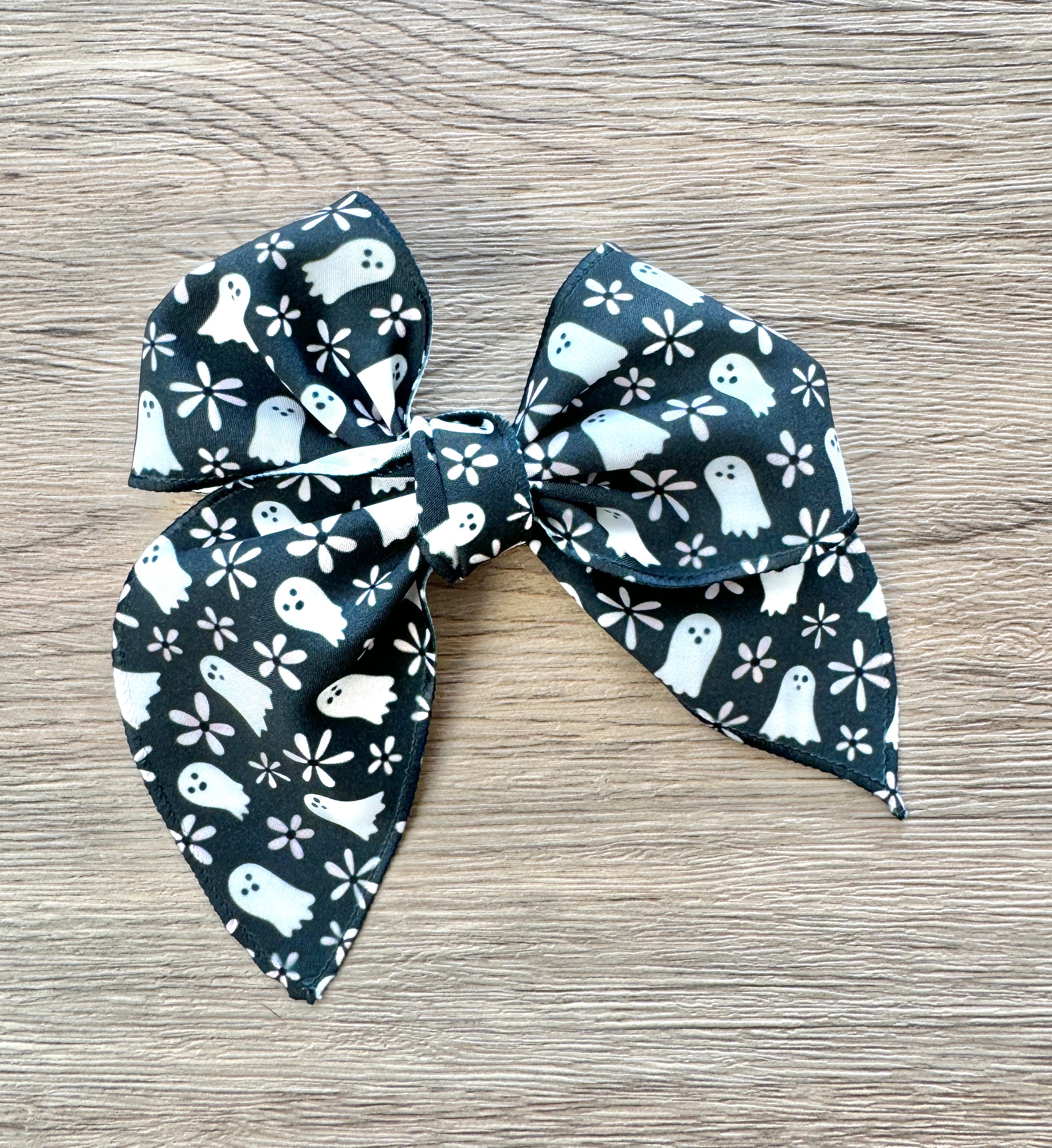 Ghost Daisy Hand Tied Bow