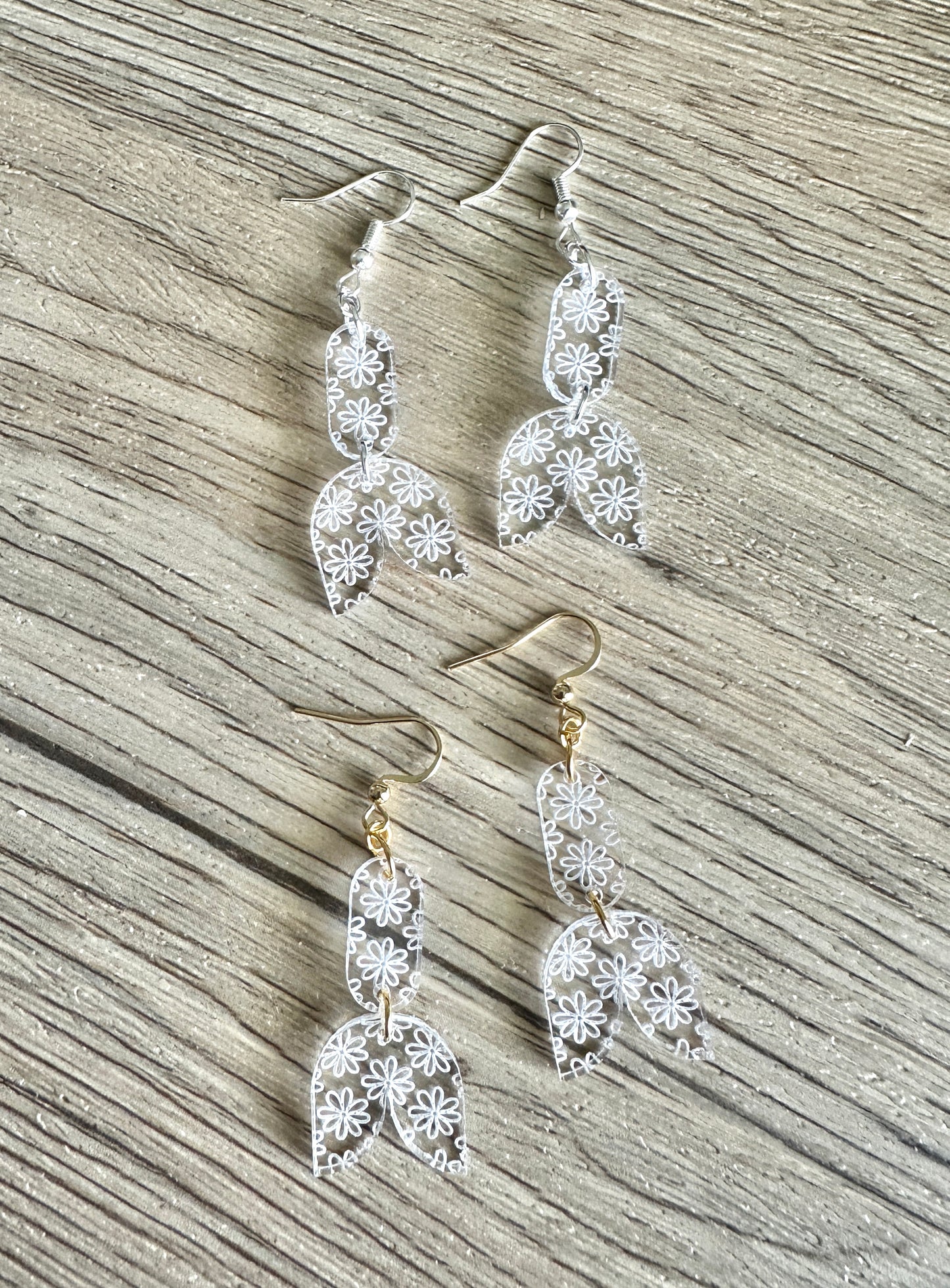 Small Tulip Daisy Engraved Earrings
