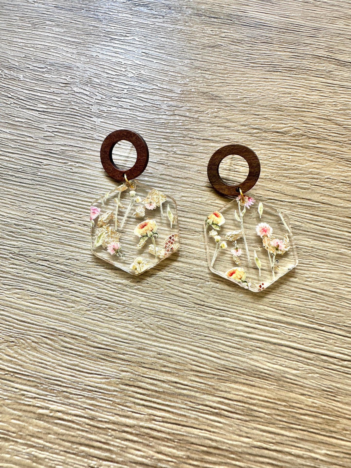 English Garden Gold Flake Hexagon with Wood Circle