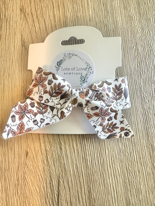 Leaf and Acorn Blakely Bow