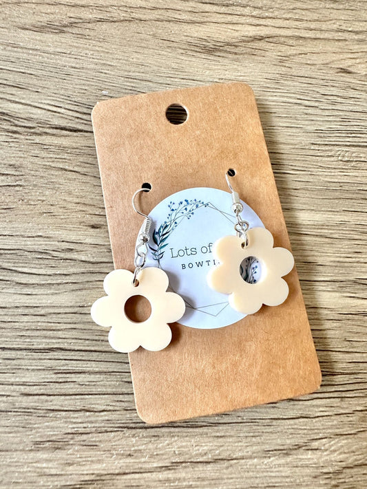 Vanilla Matte Mini Daisy Earrings